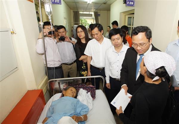 Ông Khuất Việt Hùng, Phó Chủ tịch chuyên trách Uỷ ban ATGT Quốc gia thăm hỏi bệnh nhân khoa Hồi sức cấp cứu của Bệnh viện Việt Đức. Ảnh: VGP/Phan Trang.