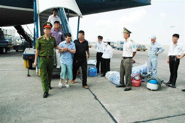 Các cán bộ Cảnh sát hình sự Hà Nội dẫn giải đối tượng trong một vụ án qua đường hàng không.