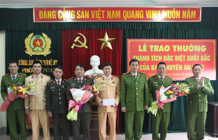 Đồng chí Đại tá                      Nguyễn Mạnh Hùng,                    Phó Giám đốc Công an tỉnh trao thưởng cho Phòng Cảnh sát ĐTTP về Ma túy  và các lực lượng nghiệp vụ về thành tích xuất sắc       khám phá thành công Chuyên án 218S 