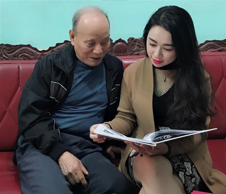 Đại tá Nguyễn Đức Huyến trò chuyện cùng phóng viên