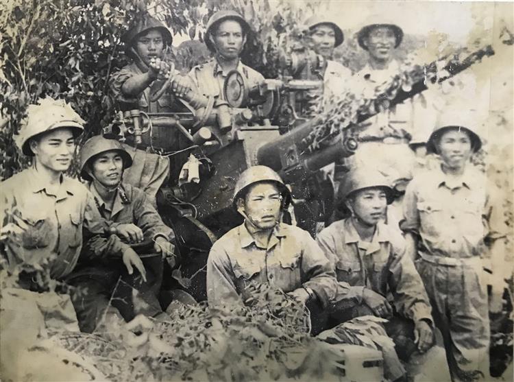 Đại tá Nguyễn Đức Huyến (ngoài cùng bên trái) chụp ảnh cùng đồng đội tại chiến trường Quảng Bình
