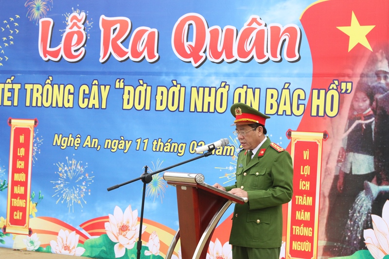 Đồng chí Đại tá, Anh hung LLVTND Hồ Sỹ Tuấn – Phó Giám đốc Công an tỉnh phát động lễ ra quân trồng cay 