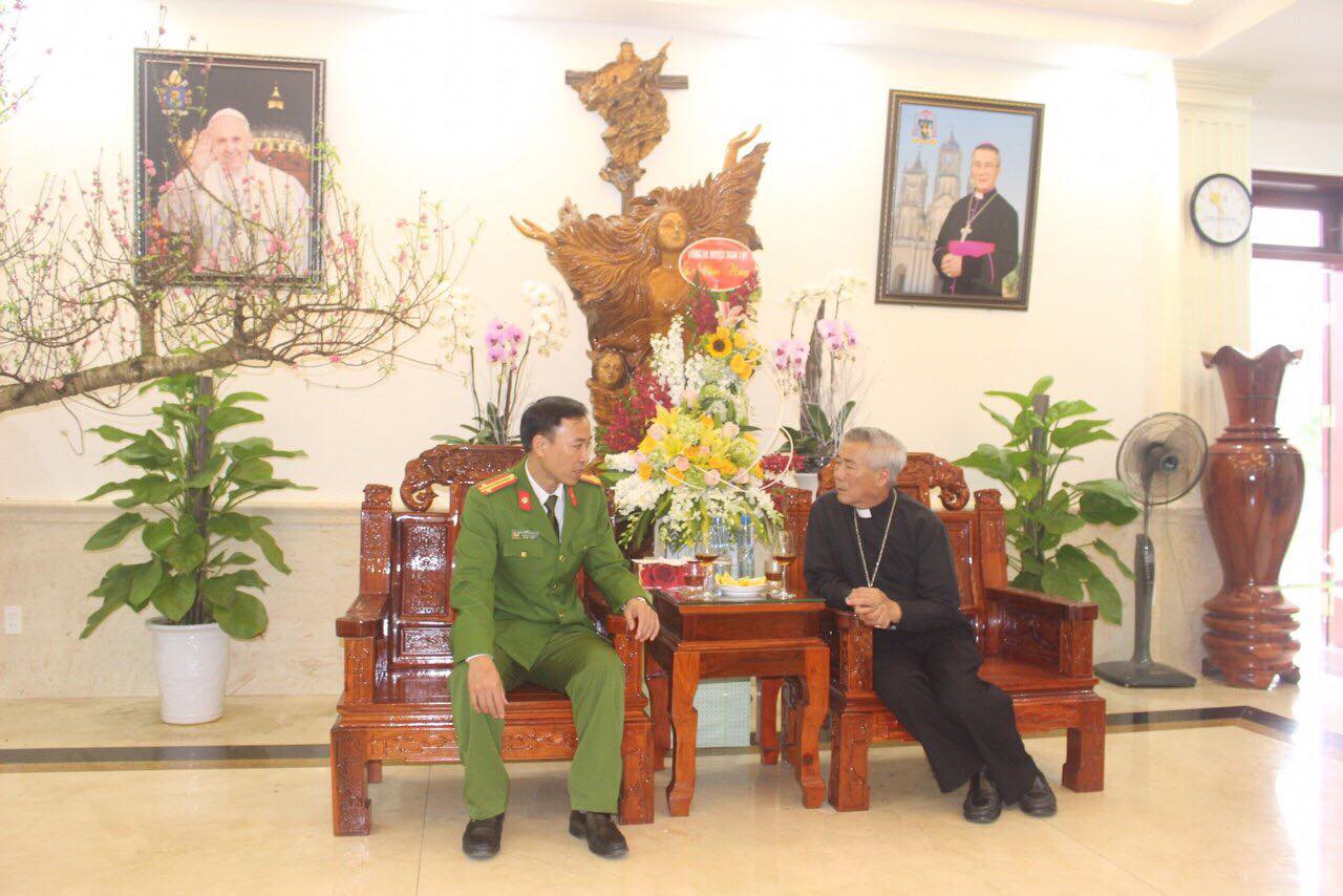 Trung tá Nguyễn Trọng Tuệ, Trưởng Công an huyện Nghi Lộc trò chuyện với Giám mục Nguyễn Hữu Long