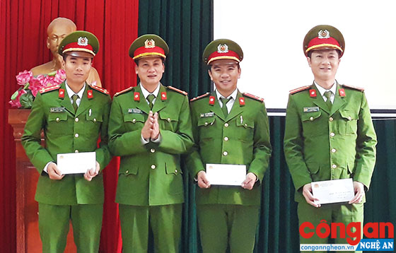 Trung tá Phạm Vũ Cường, Trưởng Công an huyện Tân Kỳ khen thưởng các cá nhân đạt thành tích xuất sắc trong đấu tranh, trấn áp tội phạm 