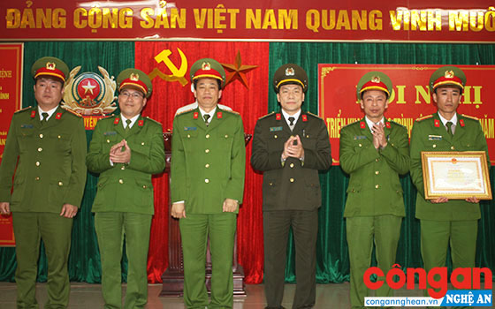 Công an huyện Nghi Lộc nhận Bằng khen của Bộ Công an vì đã có thành tích xuất sắc trong đấu tranh phòng, chống tội phạm, góp phần bảo vệ an ninh quốc gia, đảm bảo trật tự an toàn xã hội