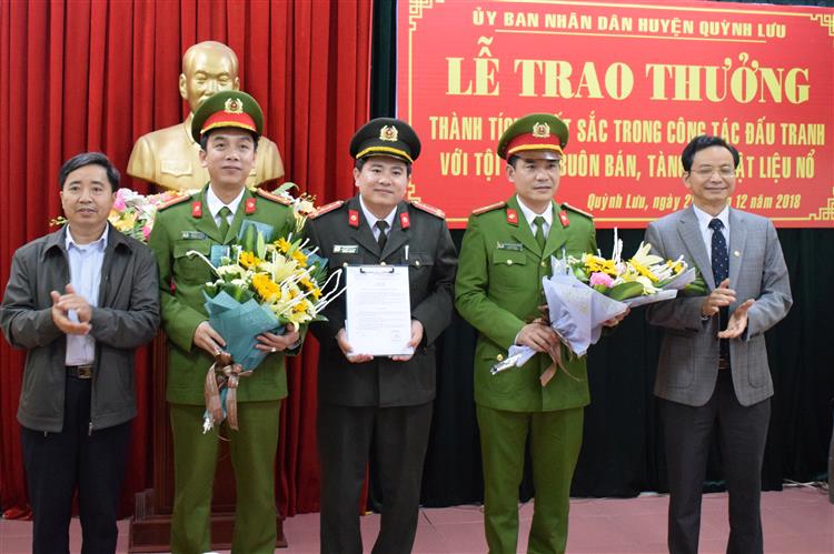 Huyện ủy, UBND huyện  Quỳnh Lưu trao thưởng cho Công an huyện về thành tích xuất sắc  trong Chuyên án đấu tranh với  tội phạm mua bán, tàng trữ vật liệu nổ