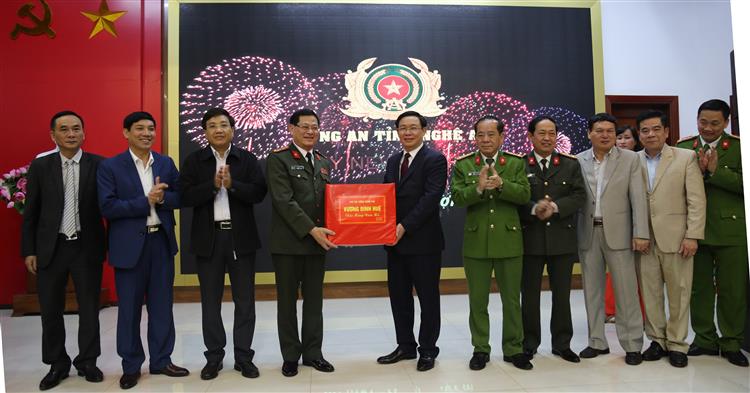 Đồng chí Vương Đình Huệ, Ủy viên Bộ Chính trị, Phó Thủ tướng Chính phủ                        tặng quà động viên lực lượng Công an Nghệ An đảm bảo tốt ANTT                   trong dịp Tết Nguyên đán Kỷ Hợi 2019