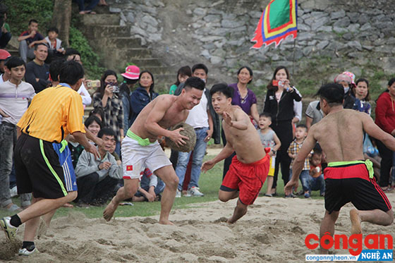 Trò chơi vật cù tại Lễ hội đền Bạch Mã, huyện Thanh Chương