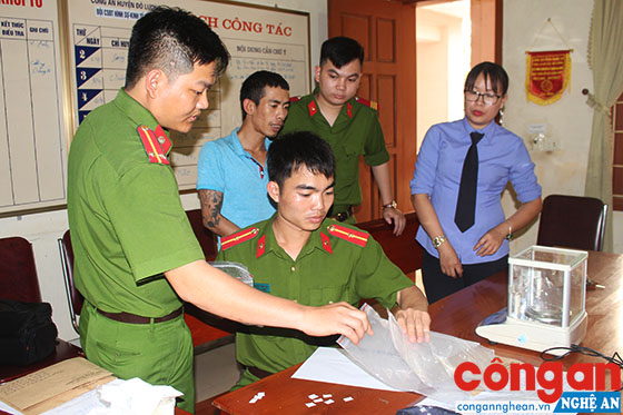 Công an huyện Đô Lương phối hợp với ngành chức năng kiểm tra tang vật trong 1 chuyên án mua bán trái phép chất ma túy