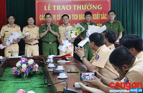Lãnh đạo Công an tỉnh trao thưởng cho Trạm Cảnh sát Giao thông Diễn Châu và các đơn vị có thành tích xuất sắc trong đấu tranh phòng, chống tội phạm