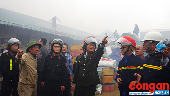Đồng chí Đại tá Nguyễn Hữu Cầu, Giám đốc Công an tỉnh chỉ đạo công tác chữa cháy tại kho hàng sau chợ Vinh
