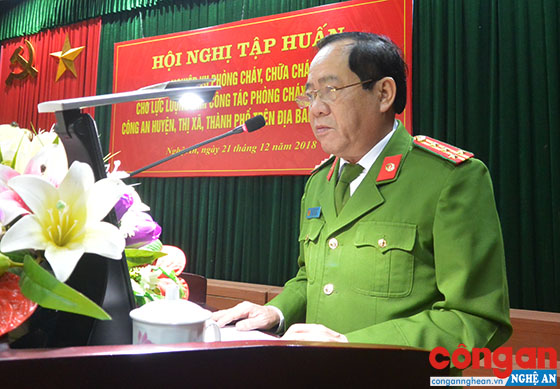 Đồng chí Đại tá Hồ Sỹ Tuấn, Phó Giám đốc Công an tỉnh phát biểu chỉ đạo tại Hội nghị tập huấn nghiệp vụ PCCC trong Công an Nghệ An