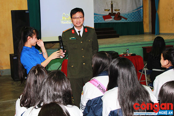 Thượng úy Nguyễn Xuân Đồng trong 1 buổi tuyên truyền, phổ biến pháp luật cho các em học sinh