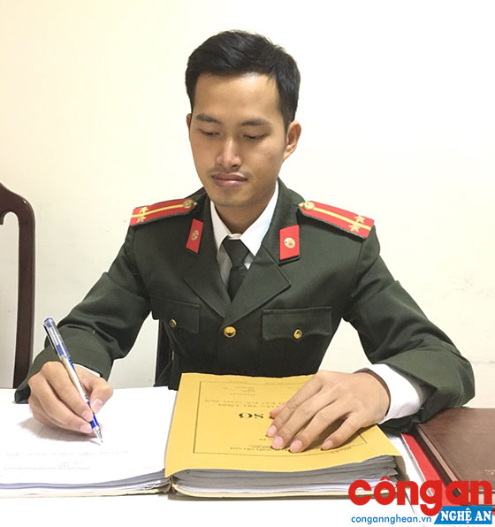 Trung uý Trần Thọ Tường luôn dành thời gian để nghiên cứu kỹ hồ sơ, tài liệu cũng như học hỏi kinh nghiệm của đồng nghiệp