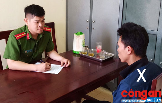 Thiếu úy Nguyễn Hữu Tráng lấy lời khai của đối tượng (X) trong 1 vụ án
