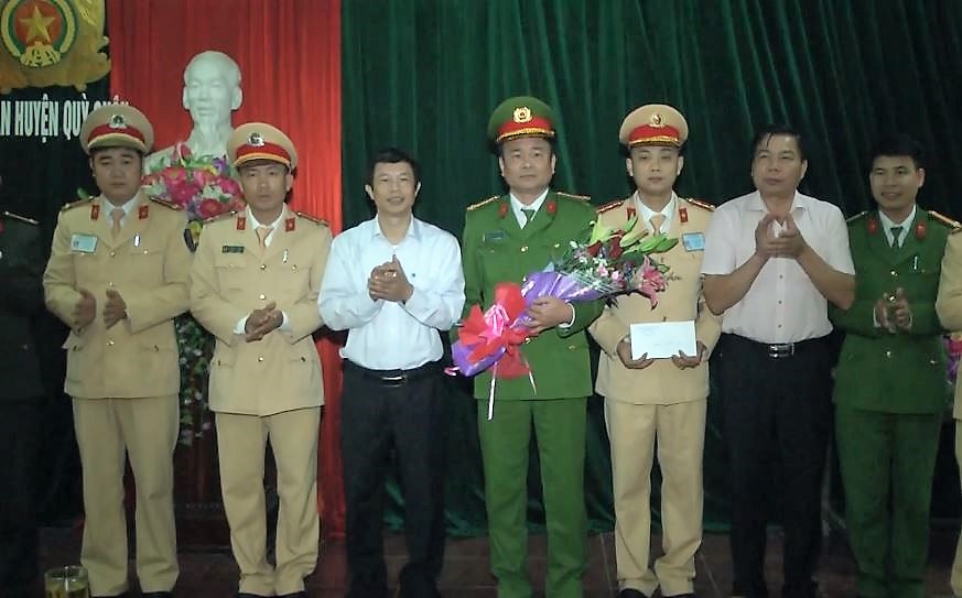 Lãnh đạo huyện Quỳ Châu trao thường chuyên án