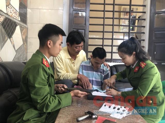 Cán bộ Công an TP Vinh làm thủ tục cấp chứng minh nhân dân cho anh Nguyễn Thanh Lịch