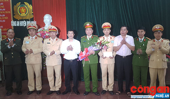 Các đồng chí Vương Quang Minh, Phó Bí thư Thường trực Huyện ủy và Ngô Đức Thuận, Chủ tịch UBND huyện Quỳ Châu chúc mừng và thăm hỏi, động viên những CBCS bị thương trong Chuyên án 219MĐ