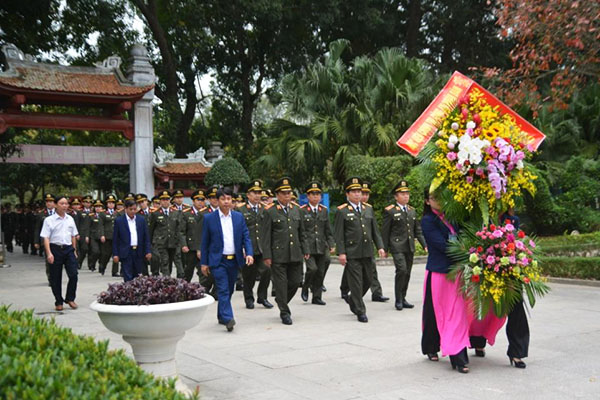 Đoàn đại biểu Học viện chính trị CAND dâng hoa tại Khu di tích Kim Liên
