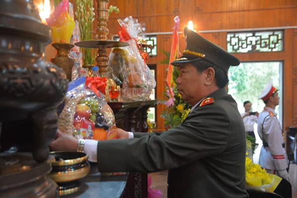 Thiếu tướng PGS, TS Trần Vi Dân, Bí thư Đảng uỷ, Giám đốc Học viện dâng lễ vật và hoa