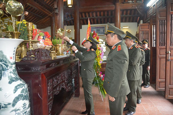 Lãnh đạo và CBCS Học viện chính trị CAND thắp hương tưởng niệm đồng chí Trần Quốc Hoàn