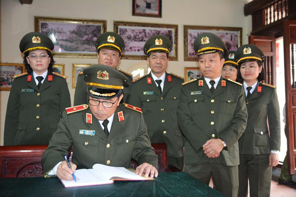 Thiếu tướng PGS, TS Trần Vi Dân ghi sổ lưu niệm