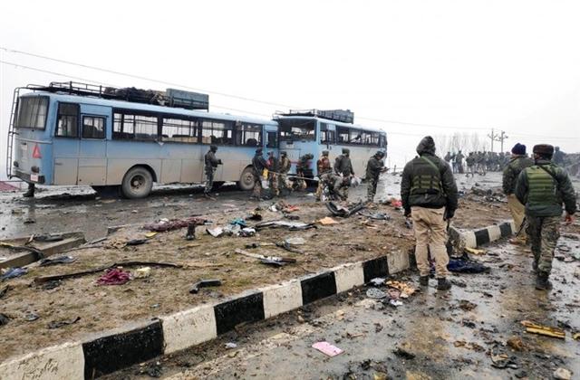 Cảnh sát làm việc tại hiện trường vụ đánh bom xe ở Kashmir (Ảnh: Reuters)