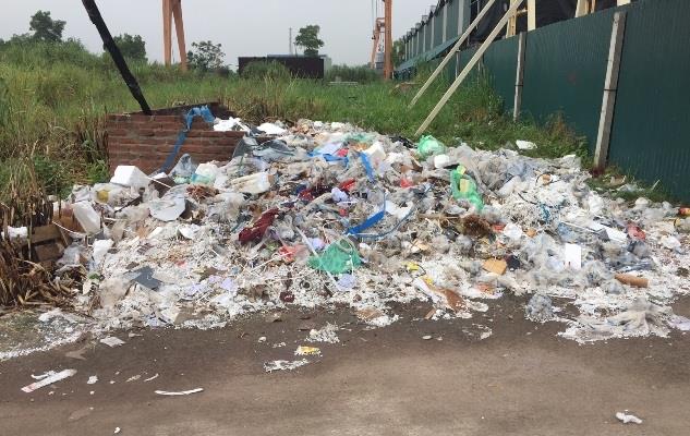 Rác thải nhựa được sử dụng và vứt tràn lan khắp nơi (Ảnh: Bích Liên).