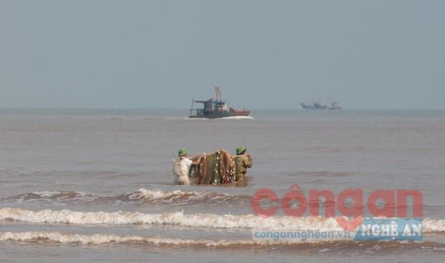 Tình trạng khai thác gần bờ, khai thác giã cào đang tận diệt thủy sản (Ảnh chụp tại biển Diễn Ngọc, Diễn Châu)