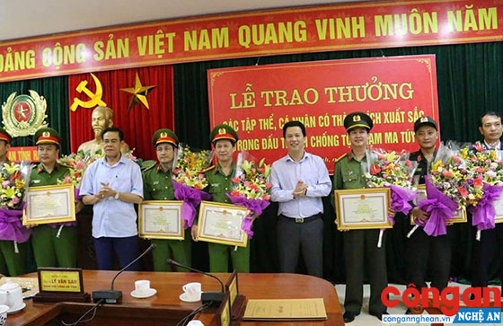 Chủ tịch UBND tỉnh Hà Tĩnh Đặng Quốc Khánh, Trưởng Ban Nội chính Tỉnh ủy Võ Trọng Hải trao thưởng cho các lực lượng tham gia phá án.