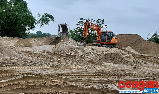 Một điểm khai thác, tập kết cát, sỏi trên địa bàn huyện Đô Lương lén lút hoạt động