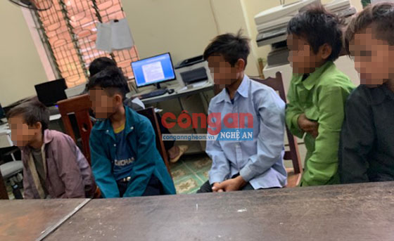 Nhóm trẻ em bị đưa đi lao động bất hợp pháp được Công an huyện Kỳ Sơn giải cứu 