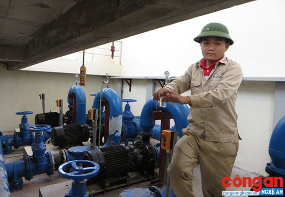 Anh Phạm Ngọc Thanh, nhân viên kỹ thuật Nhà máy nước Long Thành khẳng định chất lượng nguồn nước sạch được kiểm tra hàng ngày, đảm bảo chất lượng