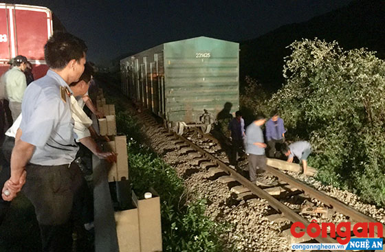 Các công nhân ngành Đường sắt Nghệ An đang khẩn trương thay các thanh tà vẹt