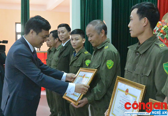 Đồng chí Hoàng Văn Bộ, Chủ tịch UBND huyện tặng Giấy khen cho các tập thể có thành tích xuất sắc trong công tác quốc phòng - an ninh năm 2018