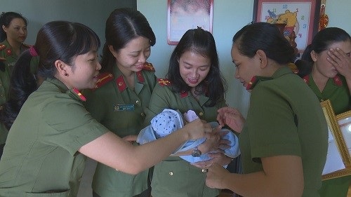 Cháu bé trong vòng tay của phụ nữ Công an tỉnh Đắk Lắk
