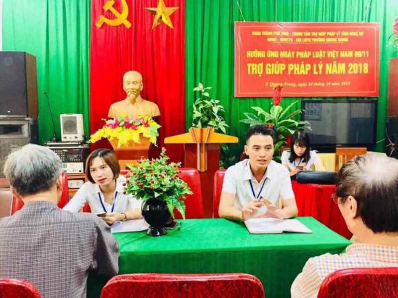 Cán bộ Trung tâm Trợ giúp pháp lý Nhà nước tỉnh Nghệ An tổ chức tư vấn pháp luật cho người dân tại phường Quang Trung, TP Vinh