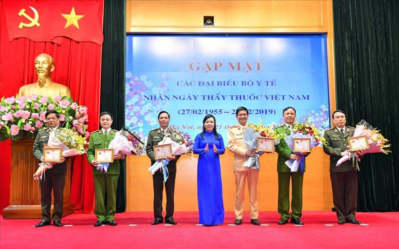 Bộ trưởng Nguyễn Thị Kim Tiến trao Kỷ niệm chương “Vì sức khỏe nhân dân” tặng các đồng chí thuộc Bộ Công an.