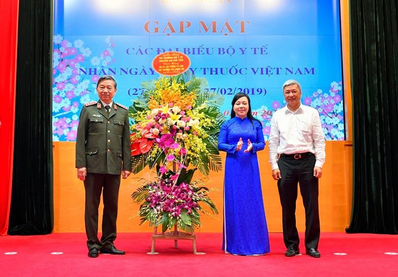 Bộ trưởng Bộ Y tế Nguyễn Thị Kim Tiến; Thứ trưởng Bộ Y tế Nguyễn Trường Sơn tặng hoa Bộ trưởng Tô Lâm.