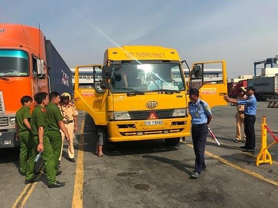 Lực lượng tiến hành kiểm tra hàng chục tài xế ra vào cảng Cát Lái, quận 2, TPHCM