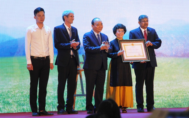 Thủ tướng Nguyễn Xuân Phúc trao Huân chương Lao động hạng Nhì cho Công ty cổ phần thực phẩm sữa TH 