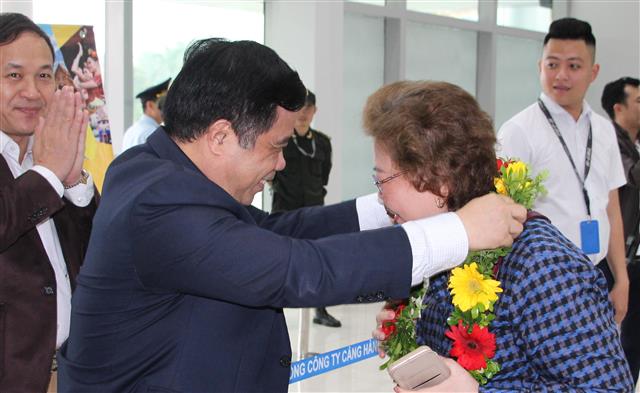 Đồng chí Huỳnh Thanh Điền - Phó Chủ tịch UBND tỉnh tặng hoa cho những du khách đầu tiên đến Cảng hàng không quốc tế Vinh