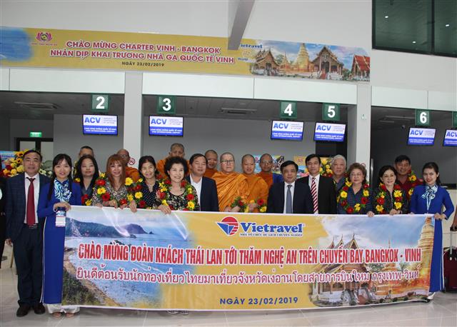 Du khách Thái Lan chụp ảnh lưu niệm tại Cảng hàng không quốc tế Vinh