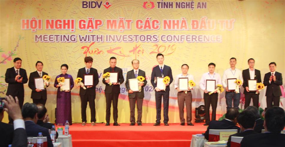 Đồng chí Nguyễn Đắc Vinh, Bí thư Tỉnh ủy và đồng chí Thái Thanh Quý, Chủ tịch UBND tỉnh đã tặng Bằng khen cho 15 doanh nghiệp có nhiều thành tích trong công tác đầu tư trên địa bàn tỉnh Nghệ An.