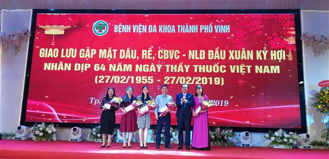 BSCKII Nguyễn Hồng Trường - Giám đốc BVĐK Tp Vinh tặng hoa cho các cá nhân, tập thể đạt giải