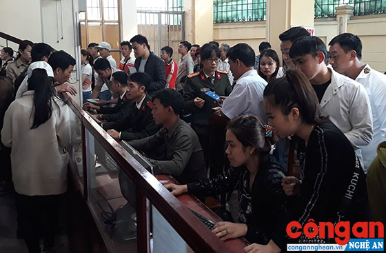 Sau dịp nghỉ Tết Kỷ Hợi 2019, số lượng người dân đến Phòng Quản lý xuất nhập cảnh Công an tỉnh Nghệ An để làm hộ chiếu và giấy thông hành tăng gấp nhiều lần so với ngày thường