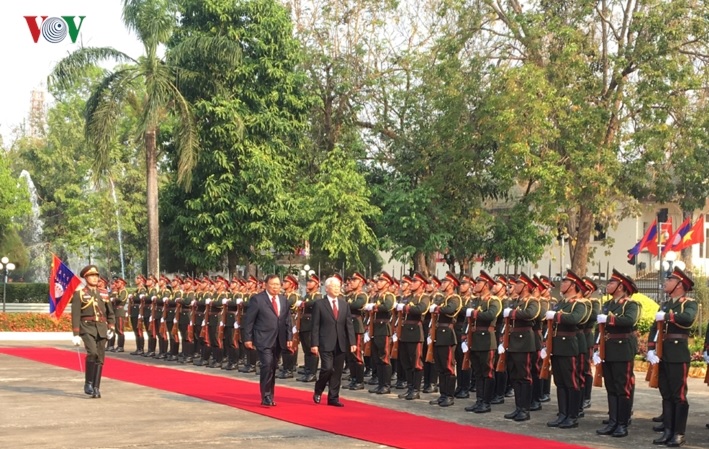 Tổng Bí thư, Chủ tịch nước Bounhang Vorachith mời Tổng Bí thư, Chủ tịch nước Nguyễn Phú Trọng duyệt đội danh dự.