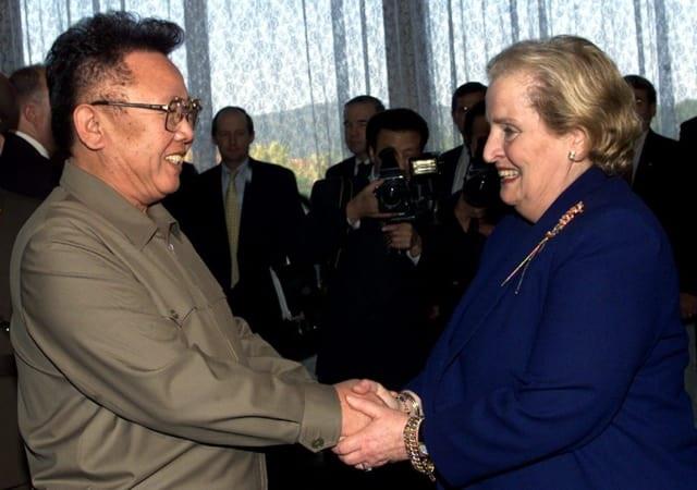 Nhà lãnh đạo Kim Jong-il chào đón Ngoại trưởng Mỹ Madeleine Albright trong chuyến đi của bà đến Triều Tiên. Ảnh: David Guttenfelder/AP