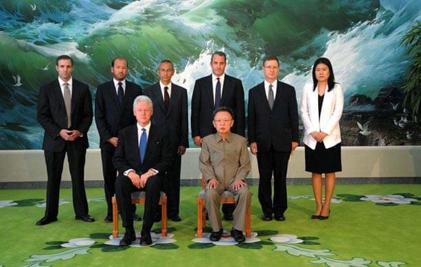 Cựu Tổng thống Bill Clinton chụp ảnh chung cùng nhà lãnh đạo Triều Tiên Kim Jong-il trong chuyến đi của ông đến Triều Tiên năm 2009. Ảnh: KCNA