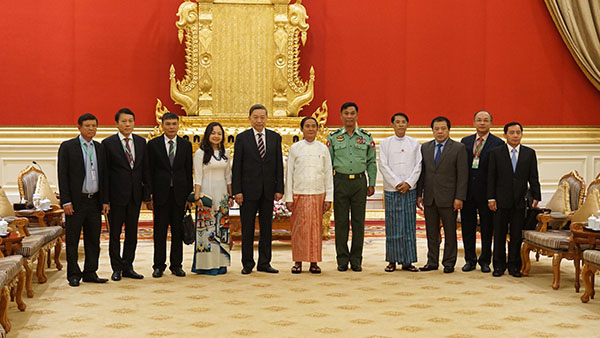 Bộ trưởng Tô Lâm và Tổng thống U-Uyn-Min cùng các đại biểu hai nước.